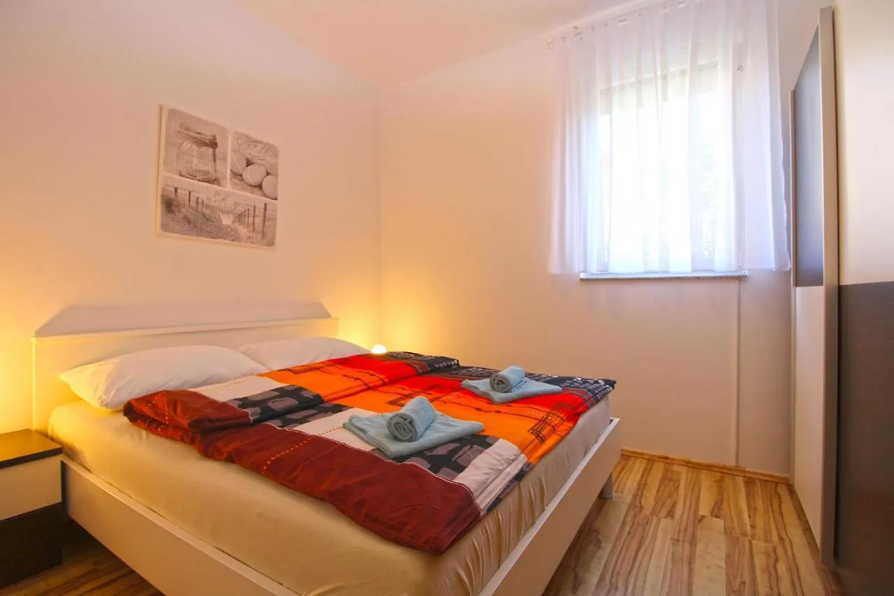 Apartment Vlado 2266 Pula 0*,